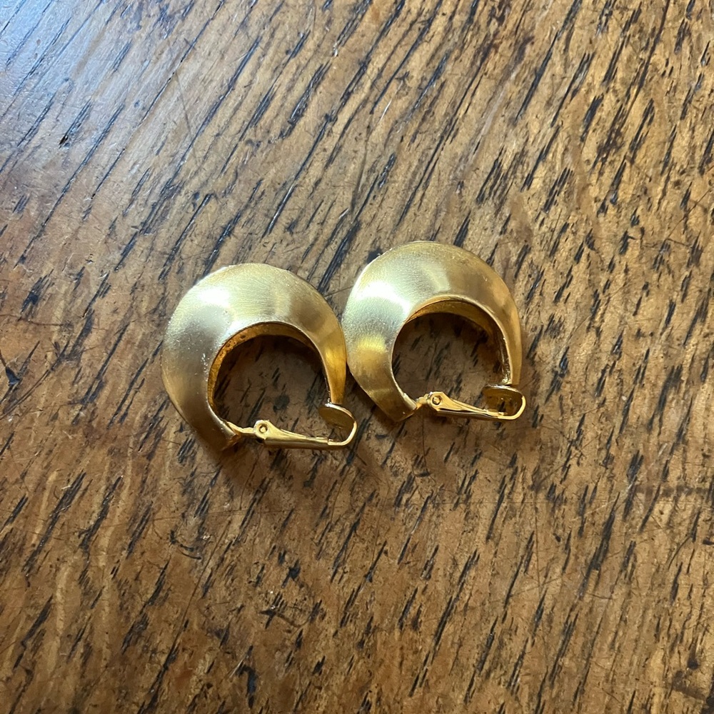 Elegant Gold Hoop Earrings